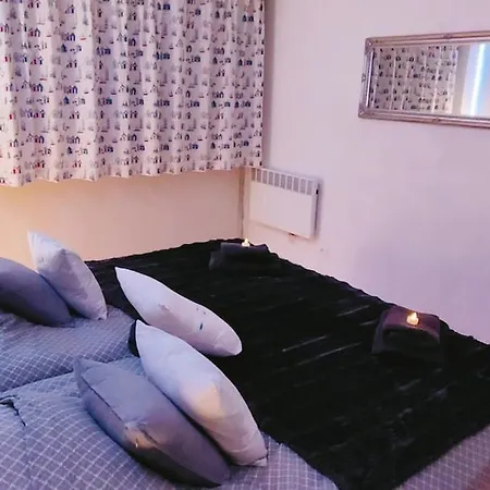 Face Parking 4 Personnes Wifi アパート